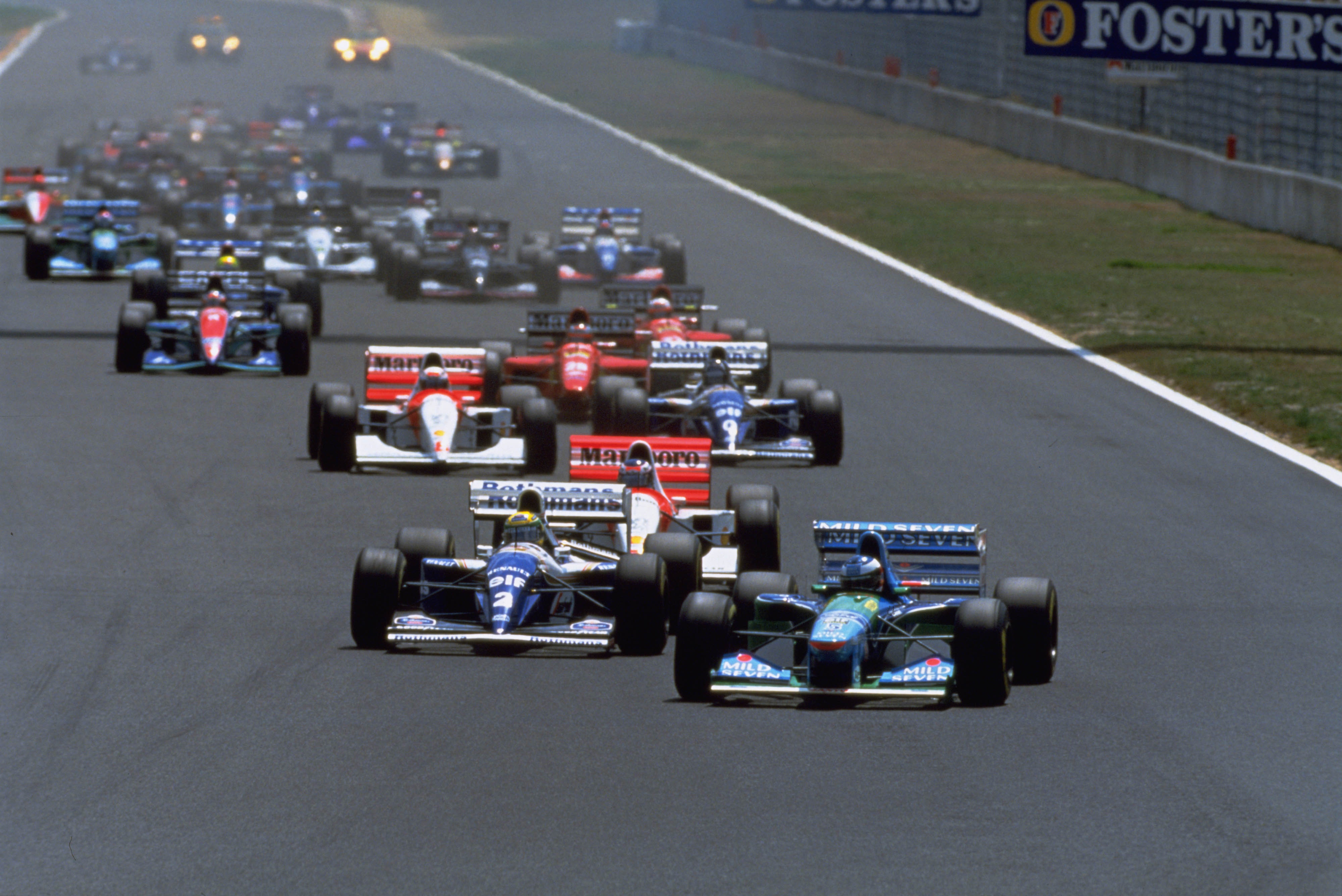 Grande Prémio do Japão, 1994. Michael Schumacher a liderar em pista.